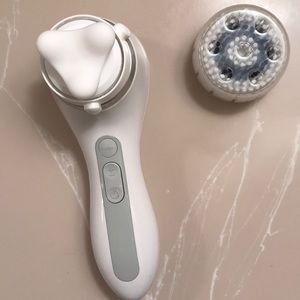 Clarisonic brush with uplift head